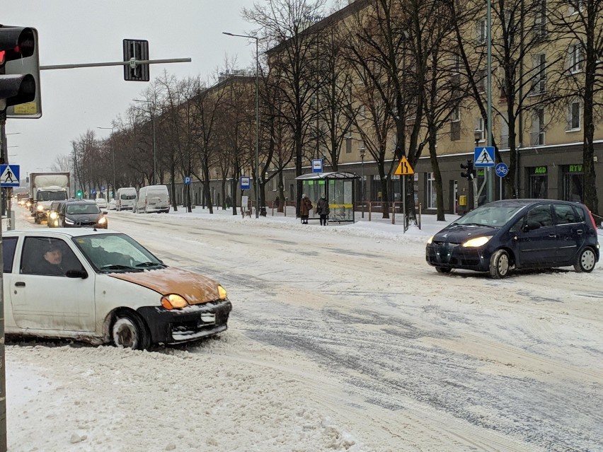 Fatalne warunki na drogach w Częstochowie. Kierowcy powinni...