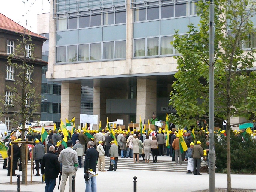 Protest działkowców przed Urzędem Wojewódzkim w Poznaniu [Zdjęcia]