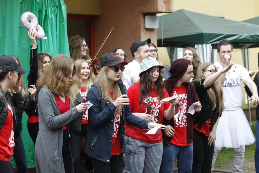 Juwenalia 2019. Pochód studentów Uniwersytetu Łódzkiego i Uniwersytetu Medycznego przeszedł przez osiedle Lumumbowo. Znamy godziny koncertów