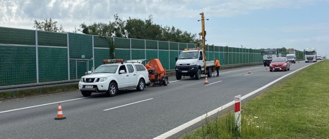 Zanim drogowcy zaczną naprawiać pofałdowaną autostradę A1 między Piekarami Śląskimi i Pyrzowicami, konieczna jest ekspertyza geologiczna i wykonanie odwiertów na A1.

Zobacz kolejne zdjęcia. Przesuwaj zdjęcia w prawo - naciśnij strzałkę lub przycisk NASTĘPNE