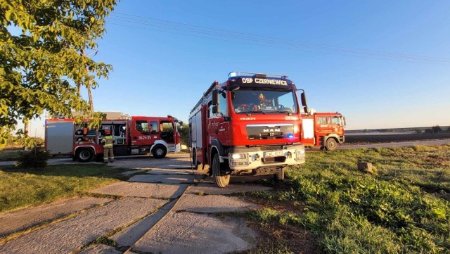 Pożar rozdzielni prądu PKP w powiecie włocławskim. Walczyło z ogniem trzy zastępy strażaków