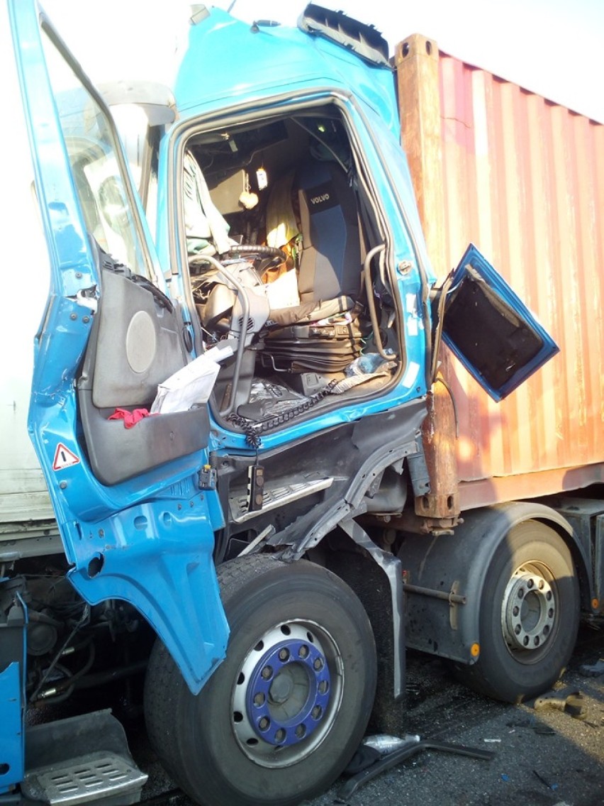 Goczałkowice-Zdrój: Wypadek na DK 1, na wysokości Zakładów Mięsnych Kania [ZDJĘCIA]. Zderzenie czterech ciężarówek, dwie osoby ranne.