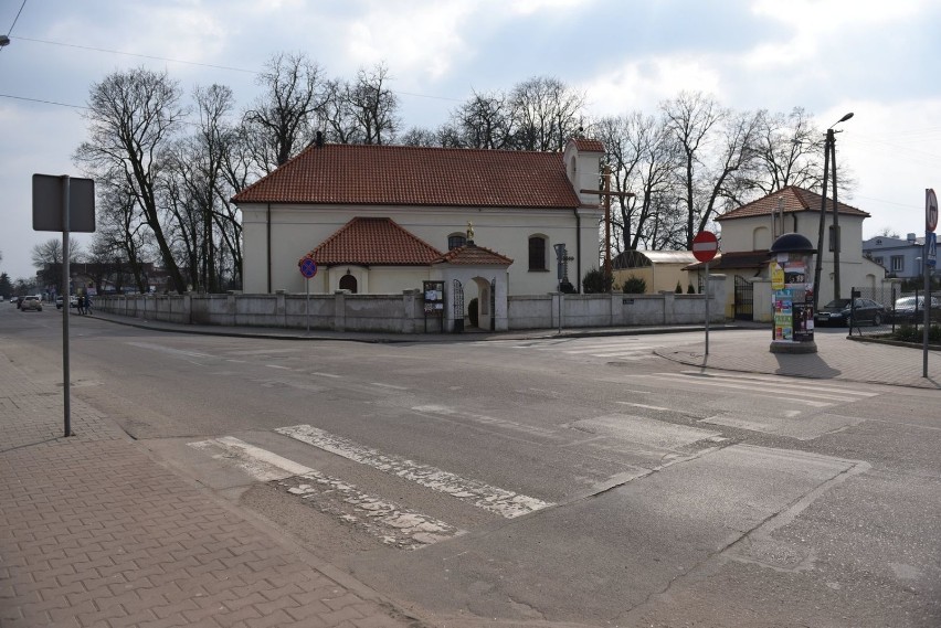 Niewidoczne przejścia dla pieszych w Skierniewicach [ZDJĘCIA]. Kiedy zostaną odmalowane po zimie?