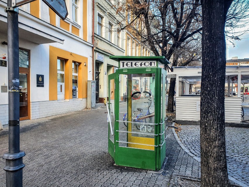 Zabytkowa budka telefoniczna w Lesznie