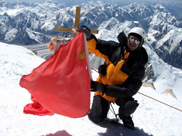 Wojciech Suchy z flagą Gdańska na Chan Tengri