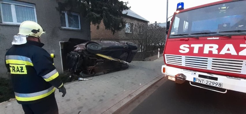 Nądnia gmina Zbąszyń. Samochód osobowy wpadł na na prywatna...