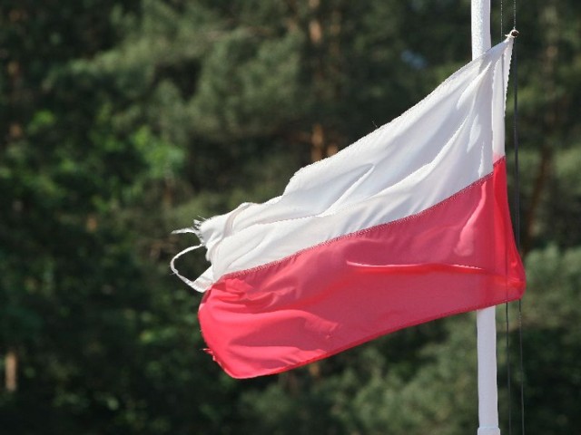 Opuszczona do połowy masztu, wystrzępiona flaga Polski na stadionie lekkoatletycznym MOSiR przy ulicy Bocznej w Kielcach raczej nie dodaje obiektowi splendoru.