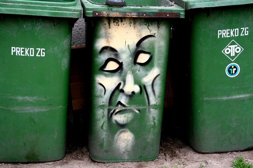 Zielonogórskie graffiti - kubeł z ludzką twarzą