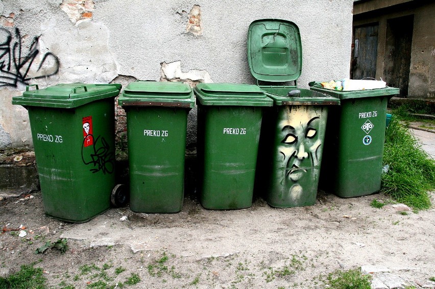 Zielonogórskie graffiti - kubeł z ludzką twarzą