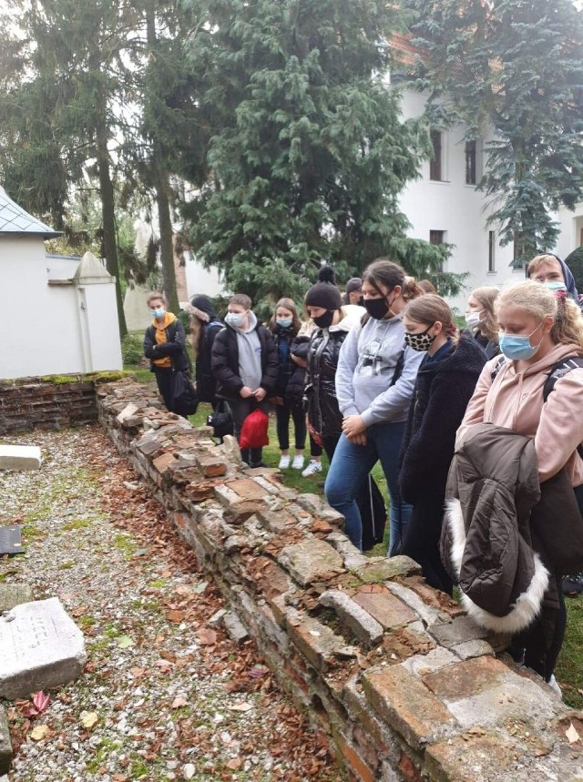 Grupa projektowa z szamotulskiego "Rolnika" zaprosiła młodsze koleżanki i kolegów na spacer po mieście śladami szamotulskich Żydów