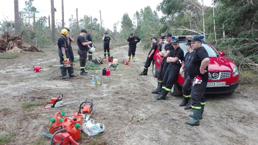 Strażacy z powiatu gd. pomagają likwidować skutki nawałnicy w okolicach Kościerzyny [ZDJĘCIA]