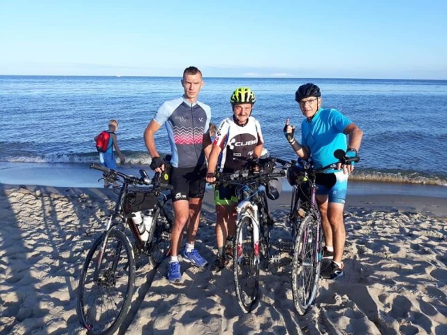 Maciej Bogajewicz, Bogusław Kalinowski i Jacek Gołaszewski pojechali rowerami z Międzychodu na Hel i z powrotem - razem 845 km.