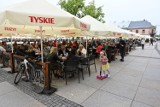 Tłumy ludzi w niedzielę w ogródkach na Rynku oraz przy Solnej w Kielcach. Zobaczcie co się działo [ZDJĘCIA]