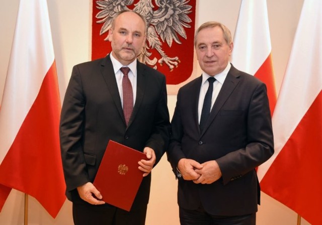 Po wręczeniu nominacji Piotr Dziadzio (po lewej) z ministrem środowiska Henrykiem Kowalczykiem