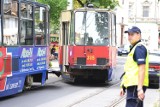 Na ulicy Chodkiewicza wykoleił się tramwaj. Są utrudnienia w ruchu [zdjęcia]