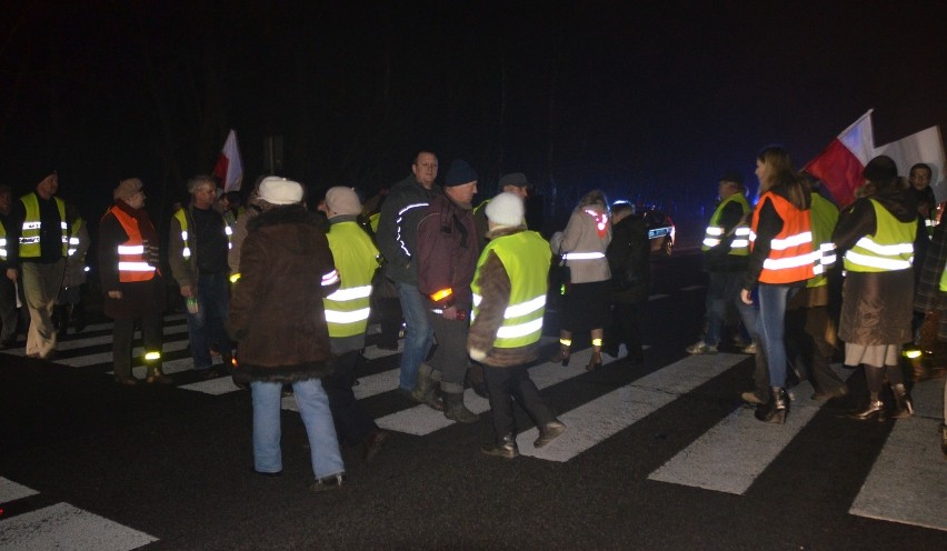 W piątek wieczorem kilkudziesięciu mieszkańców blokowało ul....