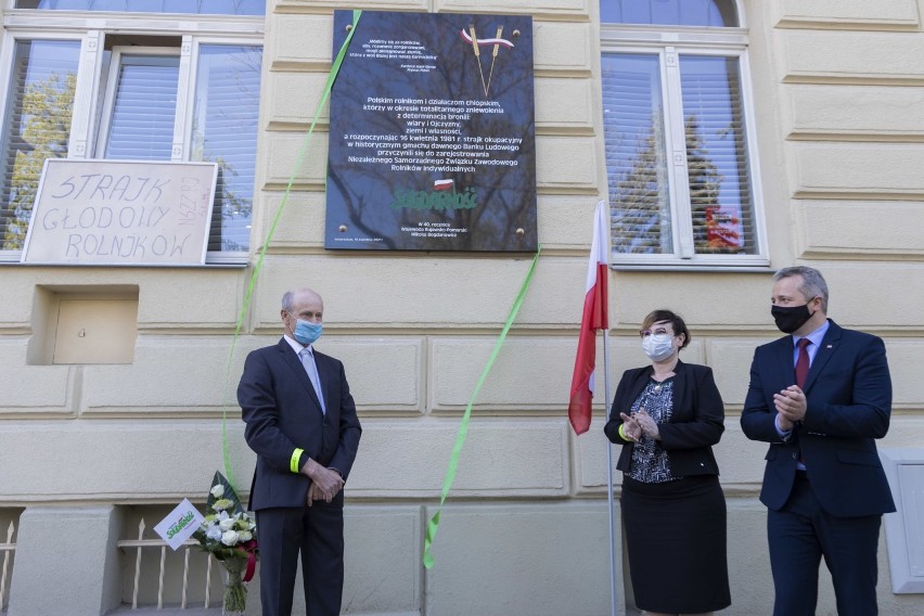 W środę, 12 maja, na gmachu Banku Spółdzielczego w...