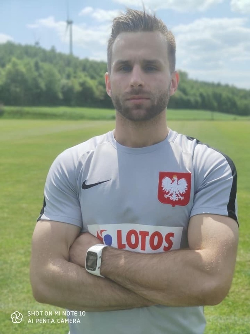 Mateusz Dłutowski ze Strzelec Opolskich reprezentuje Polskę zarówno jako lekarz, jak i piłkarz [WYWIAD, ZDJĘCIA]