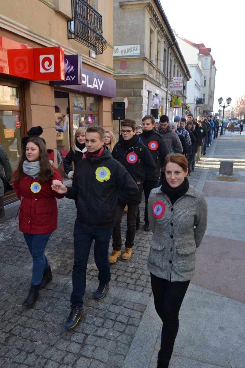 Tczewscy maturzyści zatańczyli poloneza na ulicach miasta. ZOBACZ ZDJĘCIA