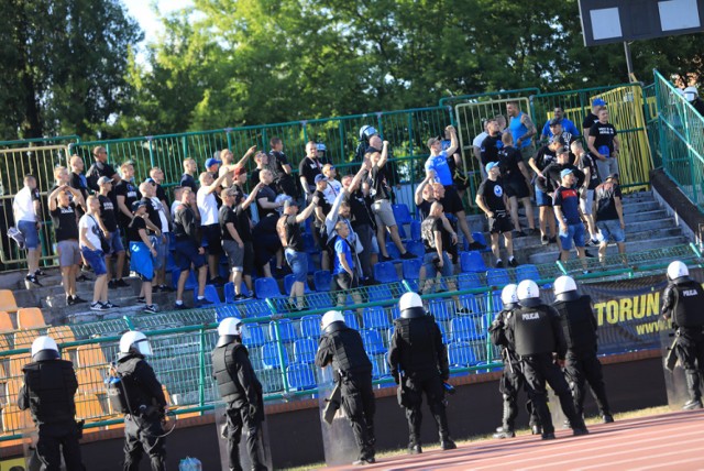 Elana Toruń pokonała 2:0 (1:0) Górnika Konin, obie bramki strzelił Filip Kozłowski (13, 77). Mecz rozpoczął się z opóźnieniem, bo na stadion wtargnęła grupa kibiców gości (nieoficjalnie - zaprzyjaźniona z Górnikiem grupa z Włocławka). Policja musiała ich spacyfikować, kilkanaście osób zatrzymano. Odpowiedzą zapewne za zakłócenie imprezy masowej.

Polecamy: Weekend w Toruniu. Imprezy w Bajka Disco Club w Toruniu [ZDJĘCIA]

Z tego powodu na stadion nie wpuszczono zorganizowanej grupy kibiców z Konina. Fani Elany także byli niezadowoleni z przymusowego opóźnienia. Skandowali "piłka nożna dla kibiców", próbowali szturmować bramę. Ostatecznie na trybuny wpuszczono ich dopiero kilkanaście minut po rozpoczęciu spotkania.

Zobacz także: Sobotnie juwenalia UMK. Tak studenci bawili się podczas ostatniego dnia Futuraliów! [ZDJĘCIA]

Elana Toruń wygrała mecz bardzo pewnie. W tabeli traci już tylko 2 punkty do Świtu Skolwin.

Elana Toruń tuż, tuż za liderem. Kibice zakłócili mecz w Toruniu, interweniowała policja [ZDJĘCIA]