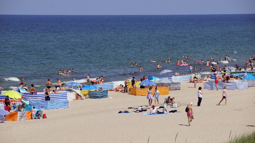 Gorący weekend na plaży w Dąbkach. Tłumy turystów w uzdrowisku [zdjęcia] 