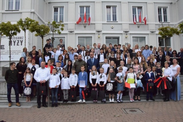 Podczas uroczystej sesji wręczono nagrody i wyróżnienia dla uczniów i mieszkańców - laureatów konkursów