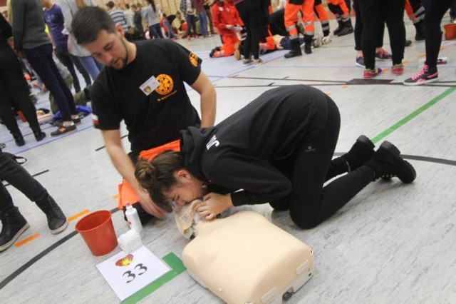 W hali widowiskowo sportowej w Złotowie, dzieci i młodzież ze złotowskich szkół brały udział w próbie bicia rekordu Guinnessa w jednoczesnym prowadzeniu resuscytacji krążeniowo-oddechowej przez jak największą liczbę osób. 

Zobacz więcej: Próba bicia rekordu Guinnessa w Złotowie