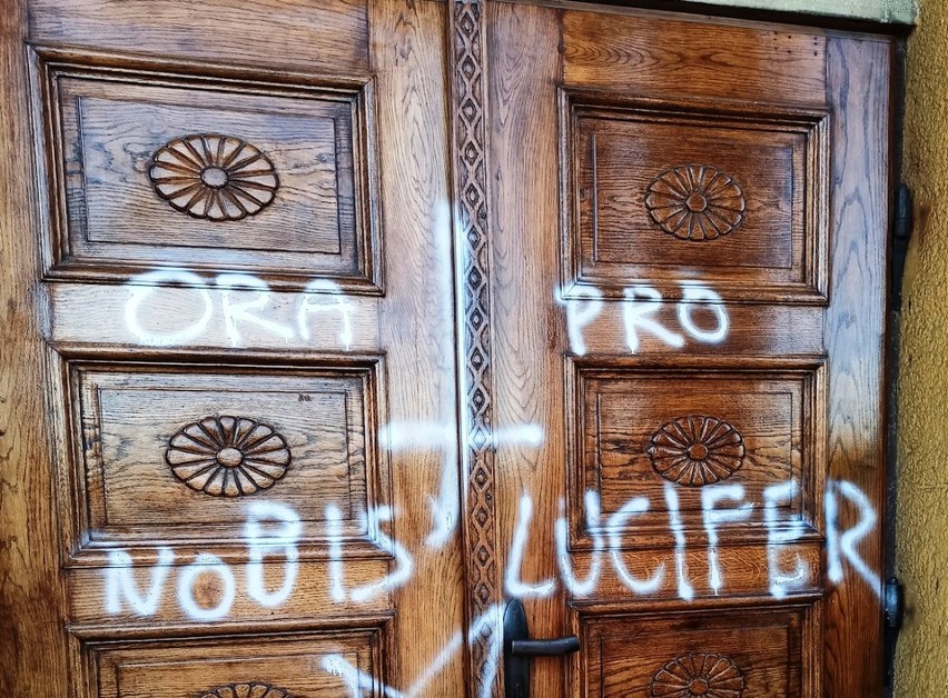 Napisy na drzwiach kościoła zostały naniesione w miniony...