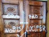 Satanistyczne napisy na drzwiach kościoła w Goleszowie. Kto dopuścił się profanacji? Policja szuka sprawcy