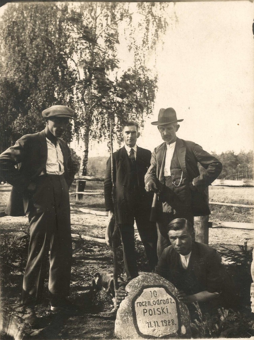 1928 rok Tomasz Andrzejewski z synami przy kamieniu :...