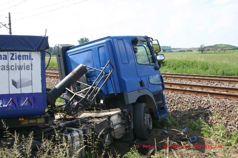 Wypadek kolejowy w Kątach. Tir wjechał pod pociąg InterCity.