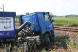 Kąty: Wypadek na torach. Ciężarówka zderzyła się z pociągiem InterCity [ZDJĘCIA]