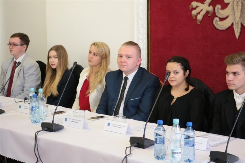Inauguracyjna sesja Młodzieżowej Rady Miasta w Piekarach Śląskich [ZDJĘCIA]