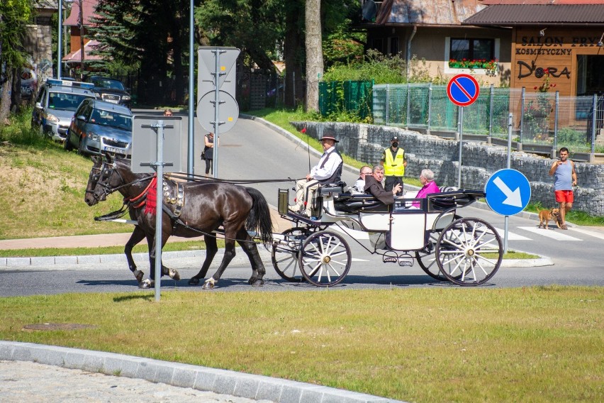 Zakopane. Metropolita krakowski abp Marek Jędraszewski poświęcił nowe rondo pod Giewontem 