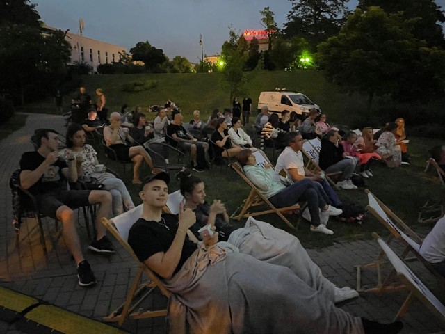Piękne letnie wieczory, duży ekran, dobre komedie i świetna atmosfera – Komediowe lato w Koninie. "Kino pod chmurką " na placu przed Konińskim Domem Kultury. 