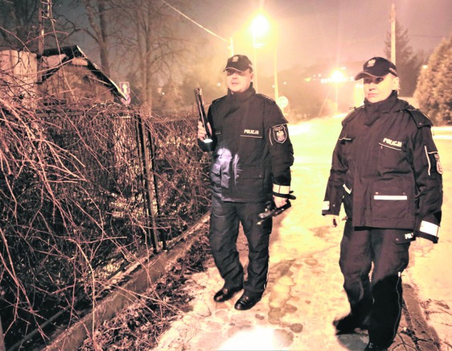 Sierżant  Agnieszka Gozdecka (z prawej) i aspirant Grzegorz Pawlik podczas wieczornego patrolu