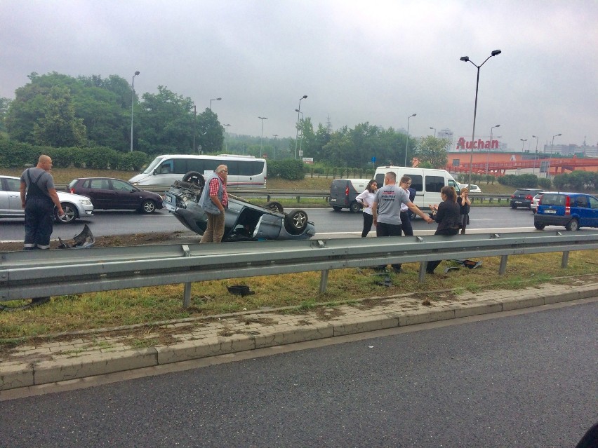 Wypadek na DTŚ w Katowicach. Dachował samochód w pobliżu firmy Yamazaki Mazak [ZDJĘCIA]