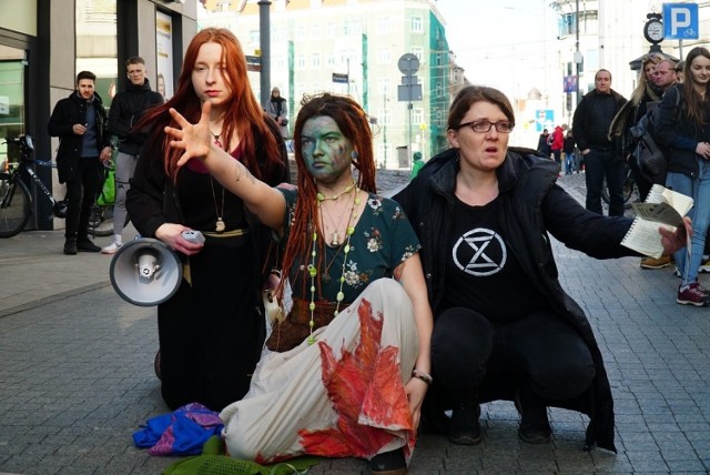 W niedzielę na ul. Półwiejskiej obok pomnika Starego Marycha aktywiści z Extinction Rebellion z okazji Dnia Kobiet zorganizowali performance "Ziemia jest Kobietą".