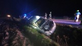 Wypadek pod Tarnowem. W Gorzycach na drodze gminnej kierowca osobówki jazdę zakończył w rowie. Jedna osoba trafiła do szpitala