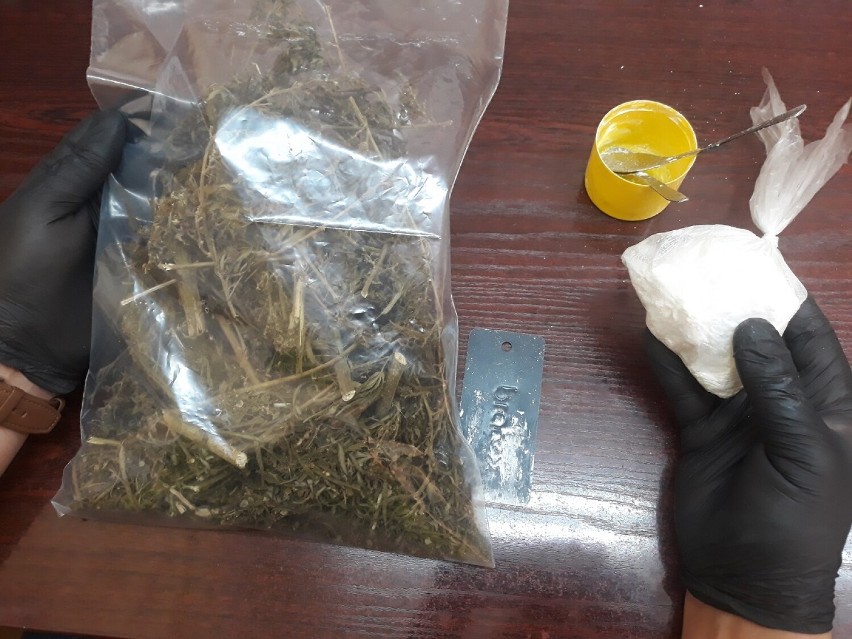 Policjanci z Rypina znaleźli znaczne ilości narkotyków. 38-latek wpadł podczas spaceru