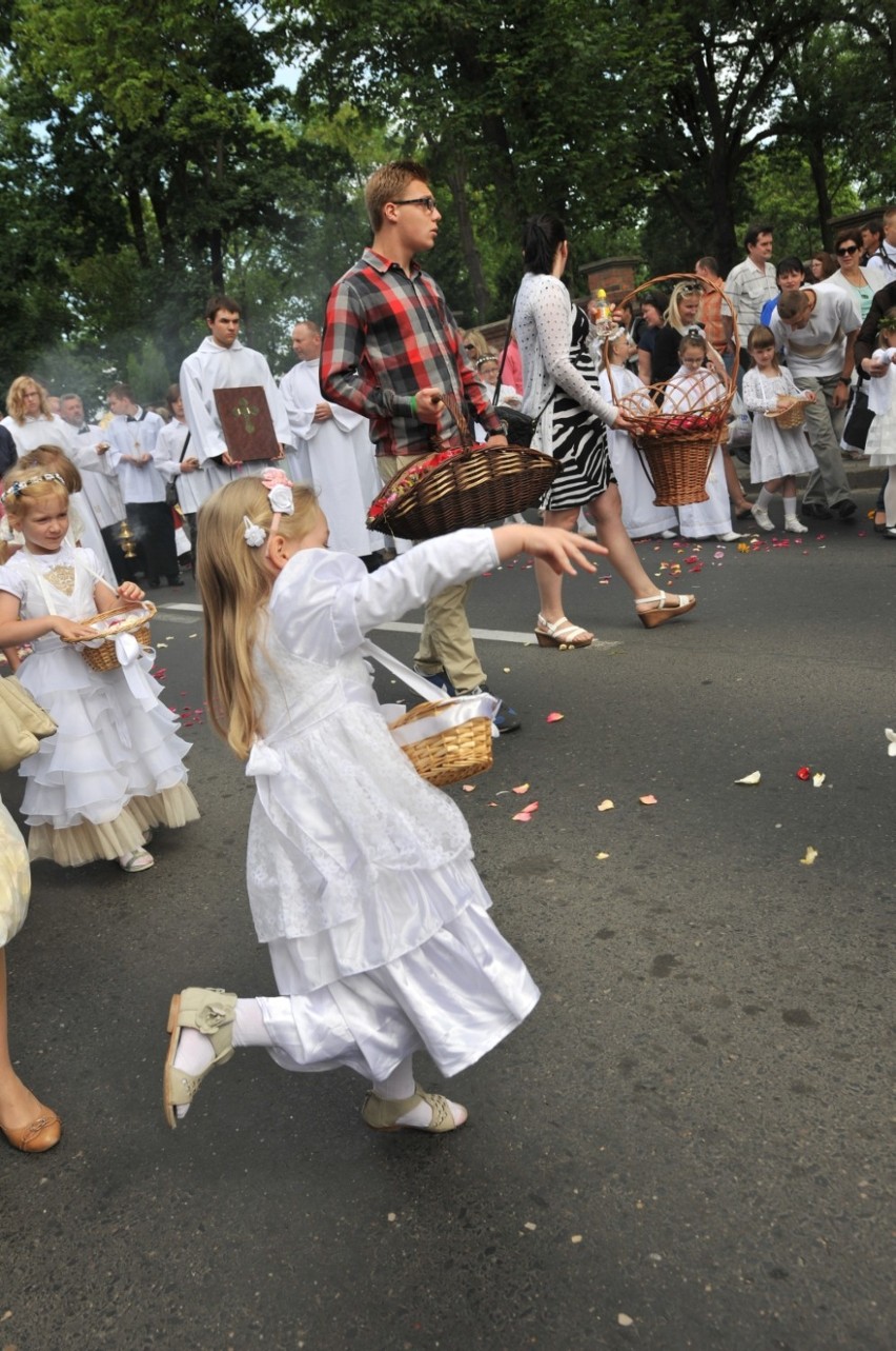 Śrem: procesja Bożego Ciała dwóch parafii - garnizonowej i...