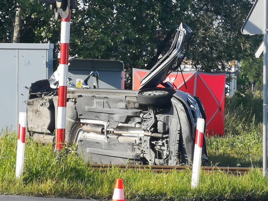 Tragedia na przejeździe kolejowym w Dragaczu. Samochód wjechał pod pociąg. Jedna osoba nie żyje [zdjęcia]