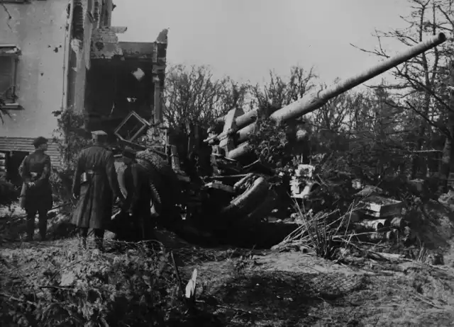 Polscy żołnierze przy zdobytym, niemieckim dziale przeciwlotniczym 10,5 cm Flak 39