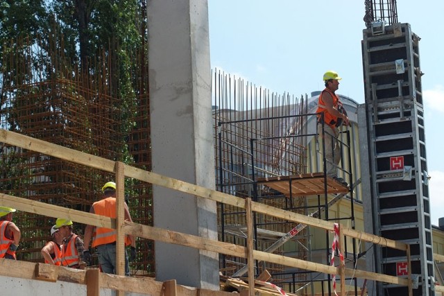 Obecnie przy budowie hali MTŁ jest zaangażowanych 150 osób.