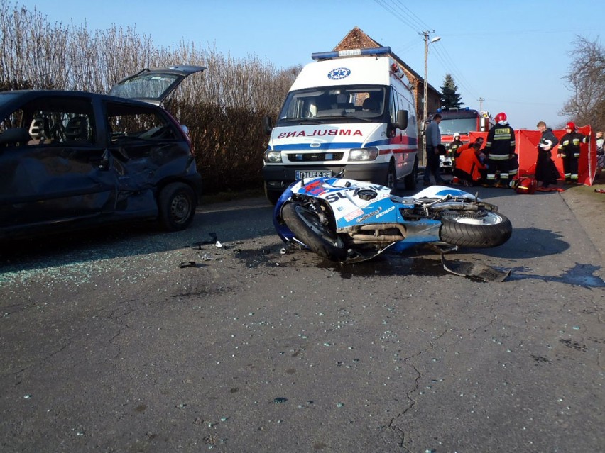 Zderzenie motocykla z autem w Biechowie.