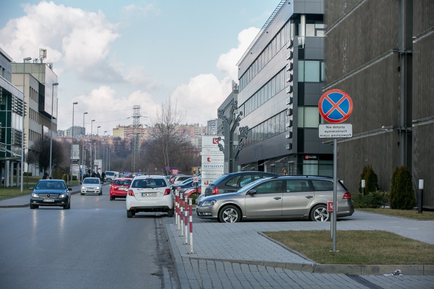 Kraków. Problemy z parkowaniem przy biurowcach na Czyżynach [ZDJĘCIA]