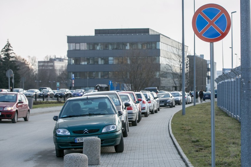 Kraków. Problemy z parkowaniem przy biurowcach na Czyżynach [ZDJĘCIA]