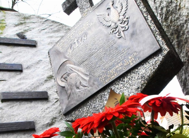 Śrem: uroczystość przy pomniku ofiar katyńskich. Złożono kwiaty i znicze