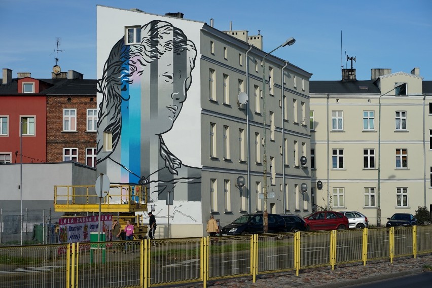 Mural na ulicy Majkowskiej w Kaliszu. Obraz inspirowany pomnikiem kaliskiej Flory. ZDJĘCIA