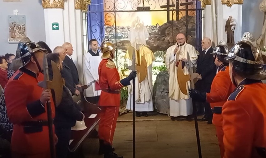 Procesja rezurekcyjna w Kościelnej Wsi. Straż Grobu Pańskiego padła na ziemię. ZDJĘCIA, FILM